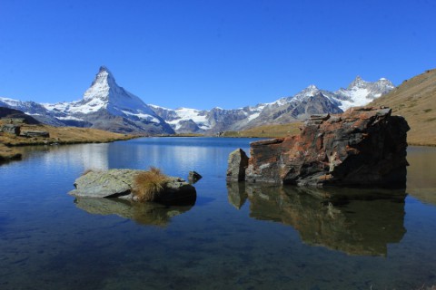 Een wandeling over de magische Vijf-merenroute onder de Matterhorn