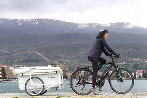 Van camping naar camping met een microcaravan achter je fiets